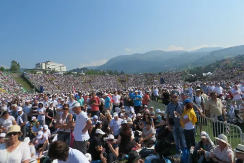 Med obiskom Sarajeva je papež Frančišek daroval mašo pred veliko množico, ki se je zbrala na stadionu Koševo, 6. junija 2015. / Foto: Wikipedija