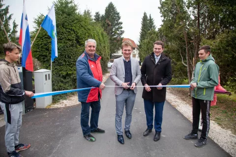 Prerez traku ob odprtju asfaltiranih poti v Volčjem Potoku / Foto: Ale&scaron; Senožetnik
