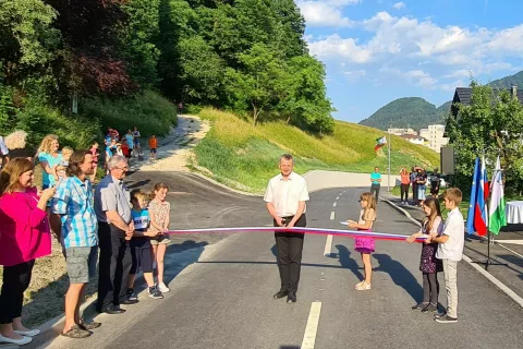 Na novo urejeni odsek je z rezanjem traku simbolično predal namenu župan Anton Luznar.