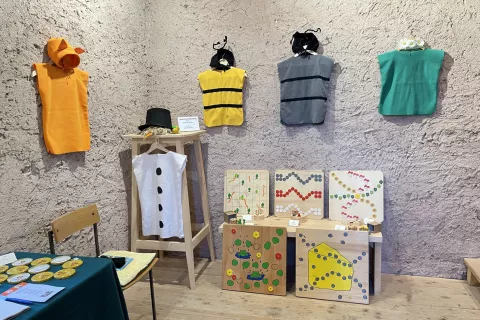 Na razstavi so pripravili neke vrste ustvarjalni pregled preteklega 25-letnega obdobja v vrtcu. / Foto: Tanja Mlinar