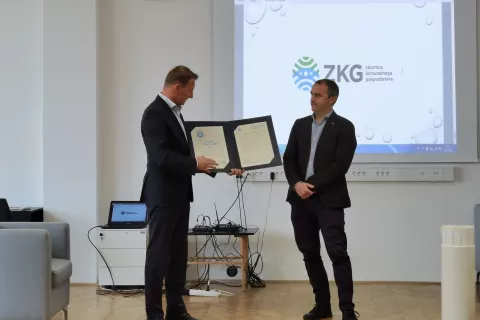 Direktor Zbornice komunalnega gospodarstva Sebastijan Zupanc predaja certifikat Voda iz pipe direktorju Zavoda za turizem in kulturo Kranj Klemenu Malovrhu. / Foto: ZTKK
