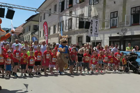 Po središču Škofje Loke so v soboto tekli tudi junaki 3. nadstropja, ki so se jim pridružili številni športniki in športnice ter tudi domači župan Tine Radinja. / Foto: Vilma Stanovnik
