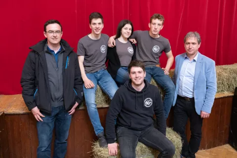 Člani zmagovalne ekipe: Grega Avsenek, Maja Poklukar in Jure Soklič, levo Robert Golc, desno Mitja Kadoič, spodaj Aljaž Smolej, predsednik DPM Zgornjesavske doline / Foto: Maša Likosar