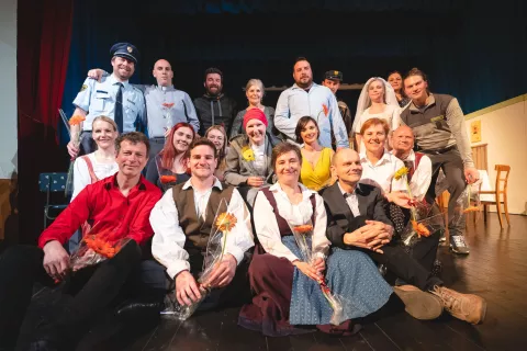 Igralci, režiser Marsel Gomboc in Petra Miklič / Foto: Nik Bertoncelj