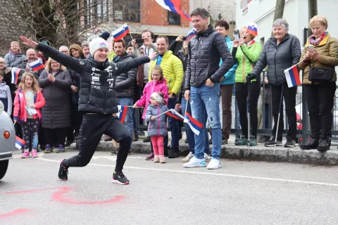 Ema je doskočila v telemark, na desni tudi trener ženske reprezentance Zoran Zupančič / Foto: Klara Mrak