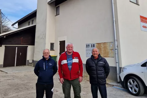 Za gasilskim domom v Mojstrani, kjer naj bi bil prizidek (od leve): Iztok Arnol, Franci Zima in Janez Dovžan
