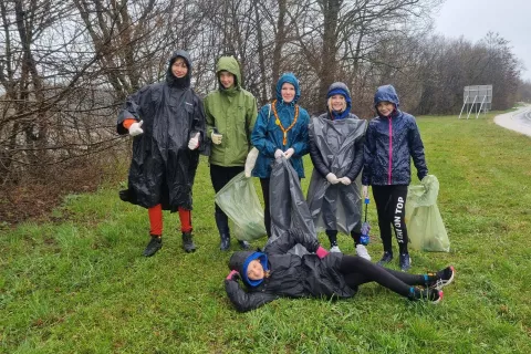 Slabo vreme mladim tabornikom iz Straži&scaron;ča ni vzelo volje do či&scaron;čenja. / Foto: Primož Pičulin