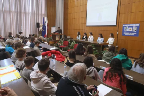 Mladi parlamentarci so napolnili veliko dvorano Mestne občine Kranj. / Foto: Gorazd Kavčič