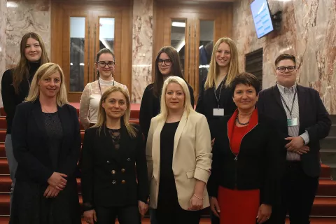 Tudi &scaron;tiri gorenjske poslanke, Katarina &Scaron;travs, Alma Intihar, Sandra Gazinkovski in Andreja Kert, so pretekli ponedeljek v državnem zboru gostile mlade ženske, ki jih zanima politika. / Foto: Gorazd Kavčič