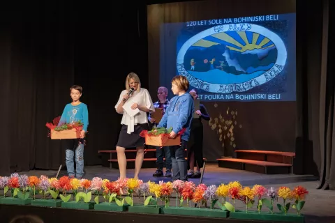 Ravnateljica Osnovne &scaron;ole Bled Nata&scaron;a Ahačič je učencem in učiteljicam podarila 17 sadik jagod. / Foto: Ma&scaron;a Likosar