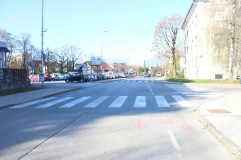naj bi na Župančičevi ulici v Kranju ogrožala varnost kolesarja, ki je vozil v isti smeri kot ona in ob desnem robu vozišča / Foto: Arhiv Pu Kranj