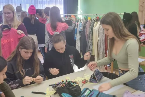 V OŠ Naklo so pripravili izmenjevalnico oblačil. / Foto: Mateja Rant