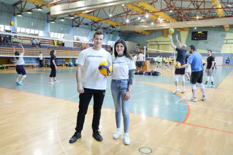 Matevž Hribar, aktivist v klubu in glavni organizator prvega dobrodelnega dogodka v sklopu Dobrodelnega marca &ndash; turnirja v odbojki, in predsednica &Scaron;KK Maja Toni / Foto: Tina Dokl