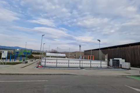 Mladinski &scaron;portni center naj bi bil do junija znova pokrit.