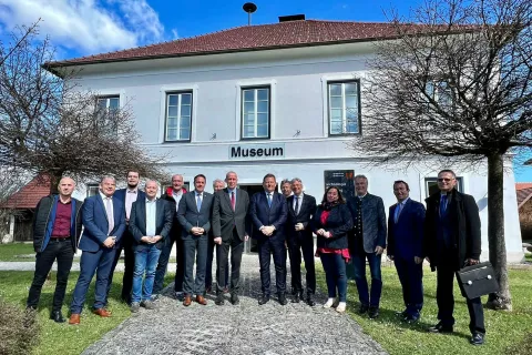 Slovenska ministra in koroški deželni glavar s slovensko govorečimi župani, predstavniki slovenskih organizacij in slovenskim generalnim konzulom v Celovcu po pogovorih v Globasnici. – Foto: Urad vlade ta Slovence v zamejstvu in po svetu / Foto: Urad Vlade Ta Slovence V Zamejstvu In Po Svetu