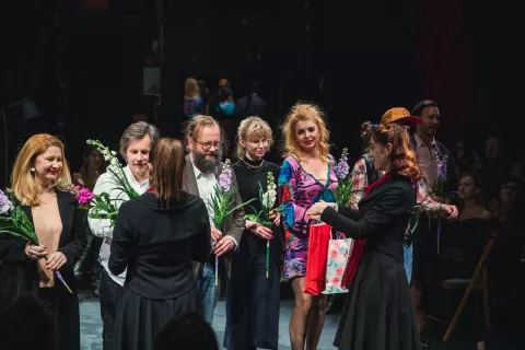 Aplavz in cvetje ustvarjalcem po premieri odlične predstave Deževen dan v Gurlitschu. / Foto: Pg (mediaspeed,sandi Fi&scaron;er)