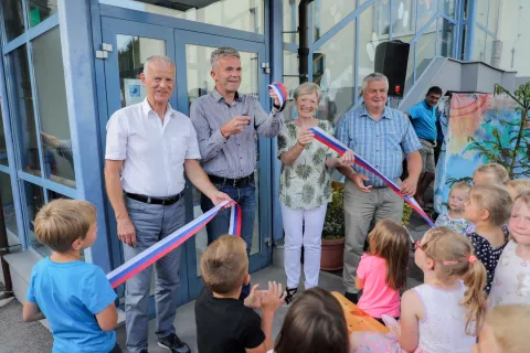 Na Sovodnju so minuli petek tudi uradno odprli energetsko sanirano &scaron;olsko stavbo (od leve proti desni): Izidor Selak, Milan Čadež, Milka Burnik in predsednik KS Sovodenj Stanko Bajt. / Foto: Tina Dokl