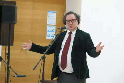 Zbrane v avli Sokolskega doma je ob odprtju tedna španskega filma pozdravil tudi namestnik veleposlanika kraljevine Španije Martín Remón Miranzo. / Foto: Vilma Stanovnik