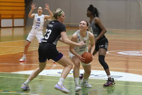 ženska košarkaška tekma ŽKK Triglav proti Celje poraz dvorana na Planini Kranj 29. marec 23 / Foto: Gorazd Kavčič