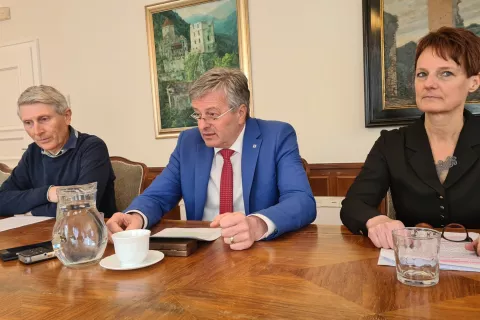 Župan Radovljice Ciril Globočnik (v sredini) s sodelavcema, Borutom Bezjakom, vodjo oddelka za infrastrukturo, okolje, prostor in investicije, in Alenko Langus, direktorico občinske uprave. / Foto: 