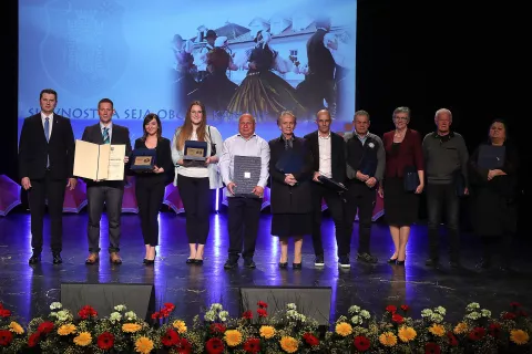Župan Občine Kamnik Matej Slapar z letošnjimi občinskimi nagrajenci. V imenu častnega občana je priznanje prevzel njegov sin Miha Kirn. / Foto: Gorazd Kavčič