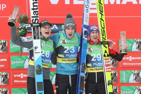 Na zadnji tekmi sezone sta za slovensko veselje poskrbela Timi Zajc in Anže Lani&scaron;ek, ki sta osvojila prvo in drugo mesto. Na stopničkah jima je družbo delal Stefan Kraft. / Foto: Gorazd Kavčič