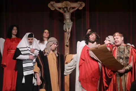 Pasijonski večer v Stari Loki je v petek zvečer potekal v pričakovanju &Scaron;kofjelo&scaron;kega pasijona. / Foto: Gorazd Kavčič