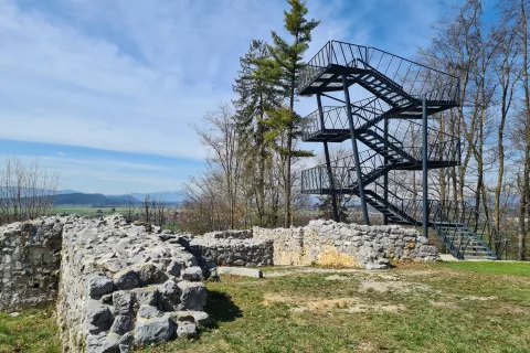 Novi razgledni stolp je visok deset metrov, ima jekleno konstrukcijo, &scaron;tiri nosilne stebre, &scaron;est podestov in 47 stopnic. / Foto: Alenka Brun