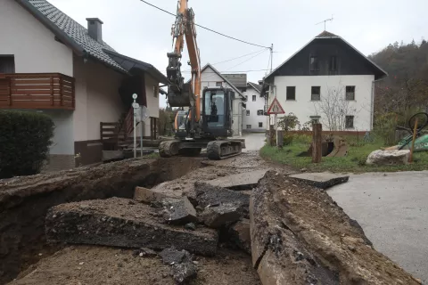 Gradnja v strnjenem starem naselju, ki je tudi spomeni&scaron;ko za&scaron;čiteno, predstavlja velik izziv. / Foto: Gorazd Kavčič