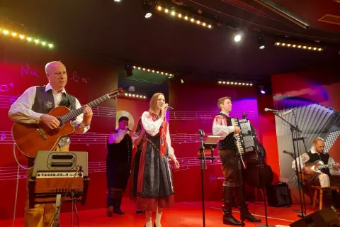 Na četrtkovem koncertu so skupaj nastopili Slavkov sin Gregor, njegova vnukinja Monika in vnuk Sašo s svojim ansamblom. / Foto: Jože Košnjek