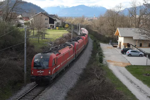 Ker obstoječa železniška proga mimo Orehka ne omogoča hitrosti 160 km/h, jo želijo speljati pod zemljo čez vas. / Foto: Gorazd Kavčič