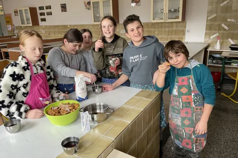 Petošolci iz OŠ Staneta Žagarja v Kranju se ob popoldnevih družijo na interesni dejavnosti Baking in English (Peka v angleščini). / Foto: Arhiv šole