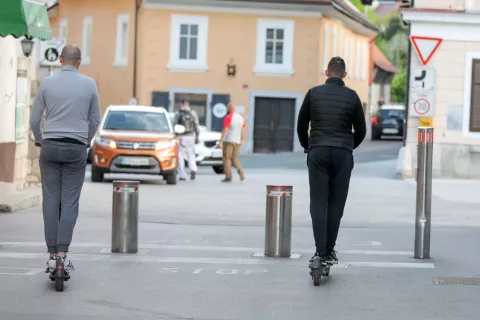 Električnih skirojev je na naših ulicah vedno več, s tem pa se povečuje tudi število nesreč z njimi. / Foto: Tina Dokl