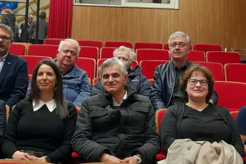 Ustvarjalci in pripovedovalci po premieri filma v Kranjski Gori. Prva vrsta (od leve) Matjaž Podlipnik, Mateja Cuznar – Zadnik, Osvald Errath iz Ukev, dr. Nataša Gliha – Komac, predsednica SKS Planika in Sebastijan Smodiš. V drugi vrsti od leve pa sedijo: Matjaž Arih, dr. Rafko Dolhar iz Trbiža, Jože Komac s Predela in Rudi Bartaloth iz Ovčje vasi. / Foto: Jože Košnjek