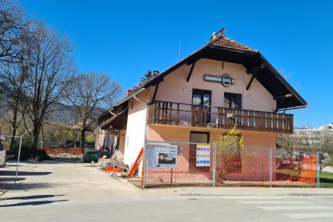 V objektu načrtujejo ureditev desetih namenskih najemnih stanovanj, prilagojenih bivanju starej&scaron;ih.