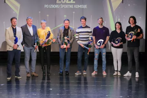 najboljši športnik Tržiča za leto 2022 Tržič z leve plakete za izjemno strokovno delo v športu Jani Hladnik Jelko Gros sestra od Jože Šparovec Pavel Grašič nato plaketa za delo in dosežke na področju športa Nejc Kuhar in naj športnik Tržiča drugi plezalec Anže Peharc tretja kegljačica Irena Mejač in prvi Žan Košir deskanje na snegu / Foto: Tina Dokl