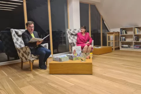 Klemen Langus, direktor Turizma Bohinj, in avtorica Marija Cvetek na nedavni predstavitvi slikanice Vila Perunika v informacijskem centru TNP v Bohinju. / Foto: 