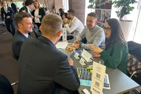 &Scaron;tudenti so z delodajalci opravili karierne razgovore. / Foto: Ma&scaron;a Likosar