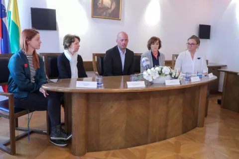 &Scaron;olo prenove za nove generacije so predstavili (z leve): Petra Princ Marko z O&Scaron; Ivana Groharja, dekanja Fakultete za humanistične &scaron;tudije Irena Lazar, župan Tine Radinja, Mateja Hafner Dolenc iz Združenja zgodovinskih mest Slovenije in Nata&scaron;a &Uuml;len z Zavoda za varstvo kulturne dedi&scaron;čine. / Foto: Tina Dokl