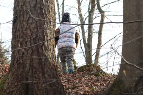 Za za&scaron;čito pred klopi se v naravo odpravimo v svetlih oblačilih z dolgimi rokavi, odkrite dele telesa premažemo s snovmi, ki odganjajo mrčes (repelenti). Po vrnitvi oblačila operemo in opravimo temeljit pregled telesa. / Foto: Gorazd Kavčič