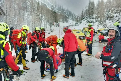 Reševanje planincev, snežni plaz Mala Mojstrovka 9. aprila 2023 / Foto: Grzs