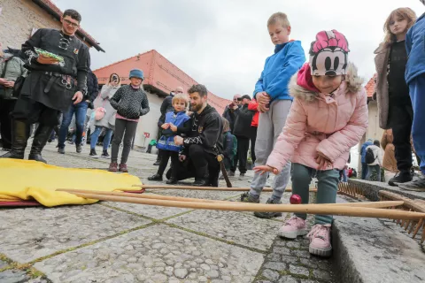 Za otroke so pripravili valicanje in sekanje pirhov. / Foto: Tina Dokl