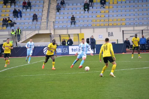 Nogometaši Kalcer Radomlje (v rumeno-črnih dresih) se uspešno borijo za obstanek med prvoligaško druščino. / Foto: Damijan Rifl