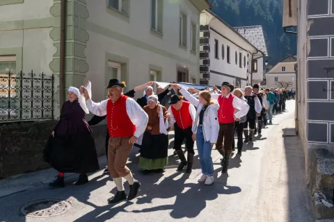 V Železnikih so obudili star običaj »šivanje kovtrov«. / Foto: Simon Benedičič
