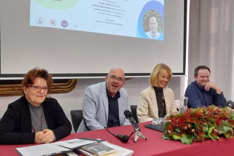 Podpis k sliki (pogovor s predsedniki društev)<br><br>Predsedniki slovenskih društev iz treh koroških dolin na pogovoru v Ljubljani: od leve voditeljica pogovora Lidija Golc, predsednik SPD Zila Danijel Mešnik, predsednica SPD Bilka Marija Weber – Ogris in predsednik SPD Lipa Martin Kuchling. / Foto: Jože Košnjek