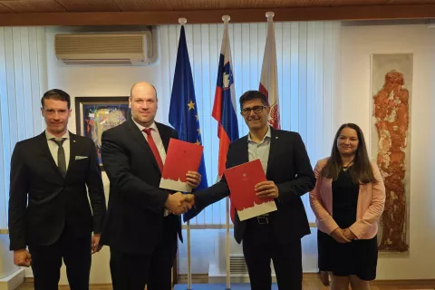 Pogodbo o javno-zasebnem partnerstvu sta kranjski župan Matjaž Rakovec (drugi z desne) in direktor Synca Matevž Pongračič (drugi z leve) podpisala v petek. Ob njima stojita podžupana Janez Černe in Manja Zorko. / Foto: Mok