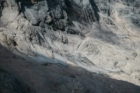 Triglavski ledenik, katerega obstoj, tako kot ledeniške krpe pod Skuto, omogočajo izrazita senčna lega, občasne nadpovprečno snežne sezone ter sneg, ki ga prinesejo na površje ledenika snežni plazovi in veter / Foto: Primož Pičulin