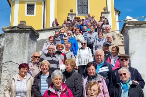 Naši gostje zbrani na stopnicah, ki vodijo Marijini cerkvi na Sladki gori / Foto: Grega Flajnik