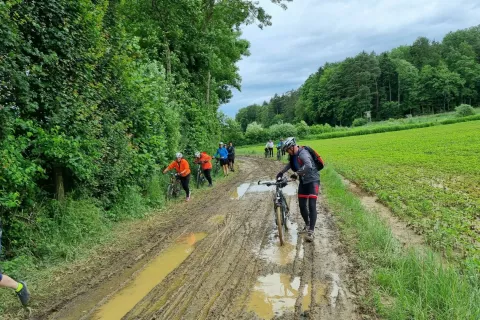 Včasih pelje poti tudi čez blato / Foto: Grega Flajnik