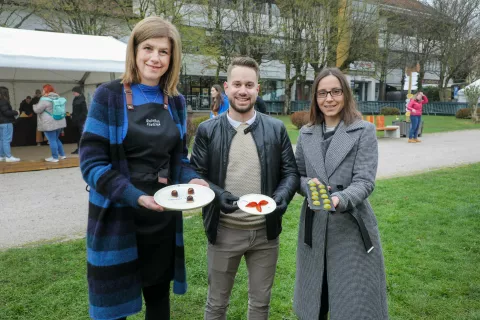 10 čokoladni dan Radovljica najbolše praline po oceni strokovne komisije z leve 2 mesto Nataša Mikelj Radolška čokolada 1 mesto Maks Pogačnik čokoladnica Molinet iz Krope in 3 mesto Kristina Prošić čokoladnica Aska LJ / Foto: Tina Dokl